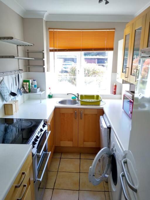 2 Bed Flat Near Station With Parking&Comgarden Apartment Sutton  Exterior foto