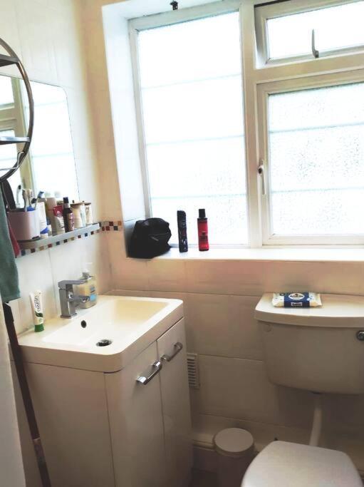 2 Bed Flat Near Station With Parking&Comgarden Apartment Sutton  Exterior foto